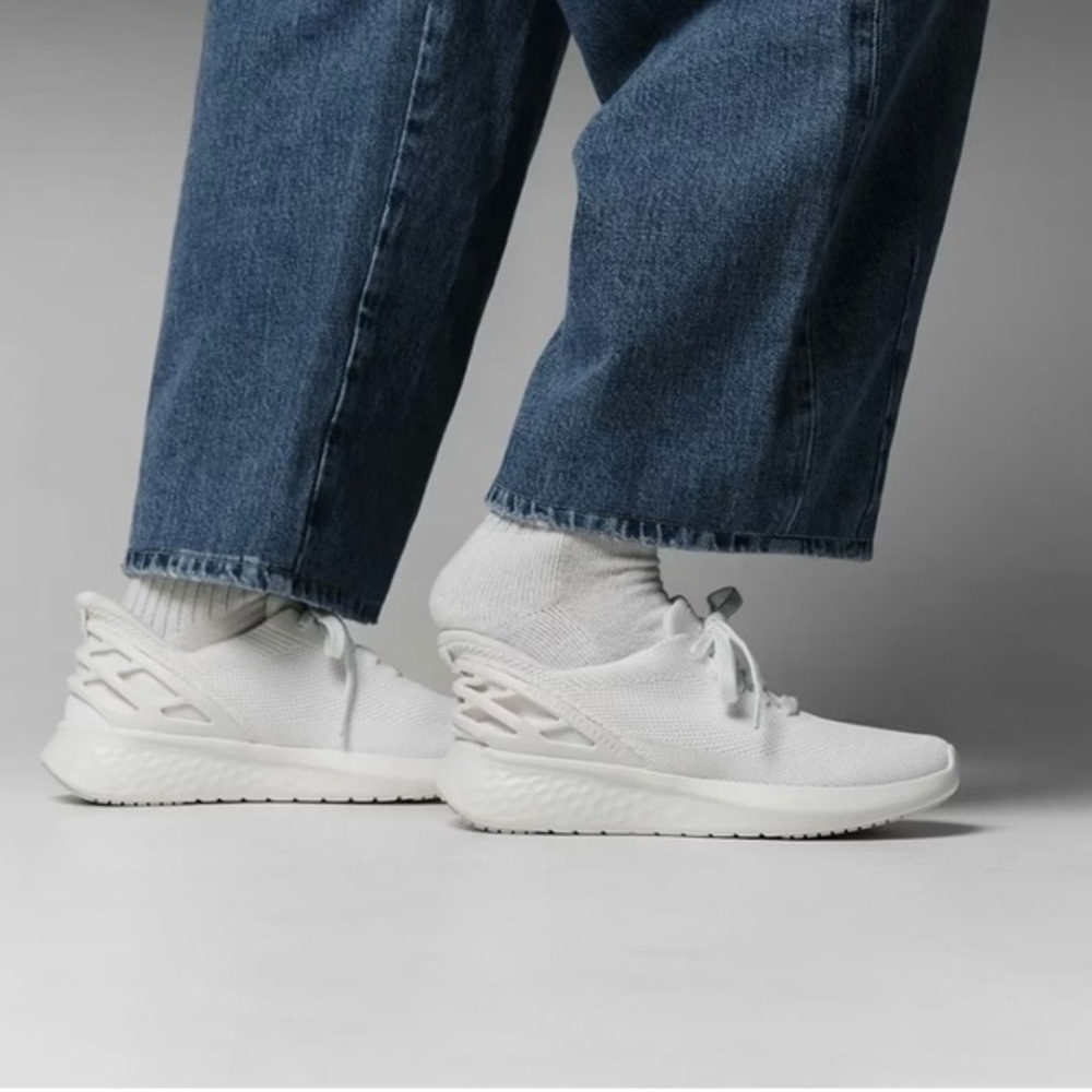 Kizik Athens Hands-Free Sneaker in White Size Women 7 / Men 5.5